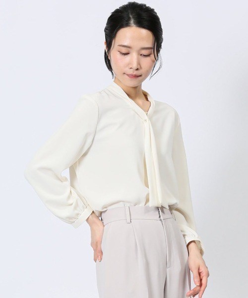 m.f.editorial（エムエフエディトリアル）の「【ストレッチ　マシンウォッシャブル】m.f.エディトリアル レディース パールボウタイ 8分袖プルオーバーブラウス（シャツ/ブラウス・レディース・サックスブルー/ホワイト/ライトグレー・MEDIUM/LARGE）」の2枚目の写真