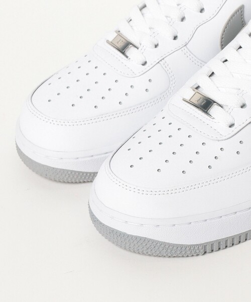 NIKE(ナイキ)の「NIKE / Air Force 1 '07 WHITE /LIGHT SMOKE GREY(スニーカー・メンズ・グレー・30.0cm/29.0cm/28.5cm/28.0cm/27.5cm/27.0cm/26.5cm/26.0cm)」の4枚目の写真