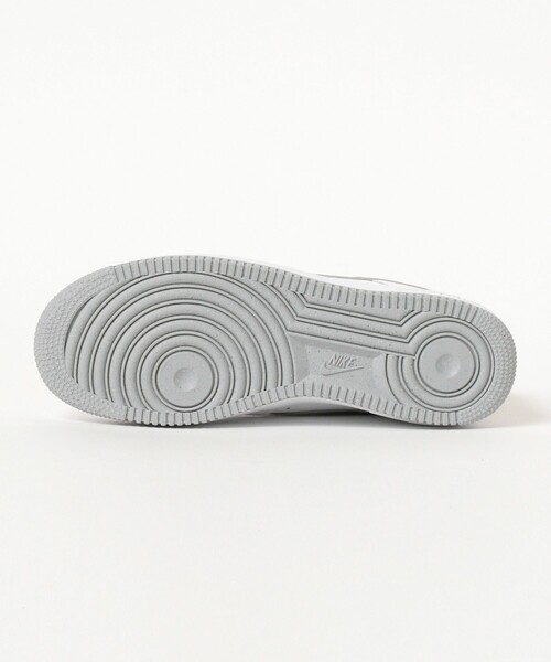 NIKE(ナイキ)の「NIKE / Air Force 1 '07 WHITE /LIGHT SMOKE GREY(スニーカー・メンズ・グレー・30.0cm/29.0cm/28.5cm/28.0cm/27.5cm/27.0cm/26.5cm/26.0cm)」の3枚目の写真
