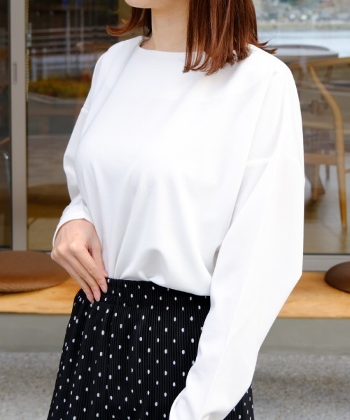 aquagarage(アクアガレージ)の「ボートネックボックスTシャツ(Tシャツ/カットソー・レディース・グレイッシュベージュ/オフホワイト/ブラック・L/M)」の2枚目の写真