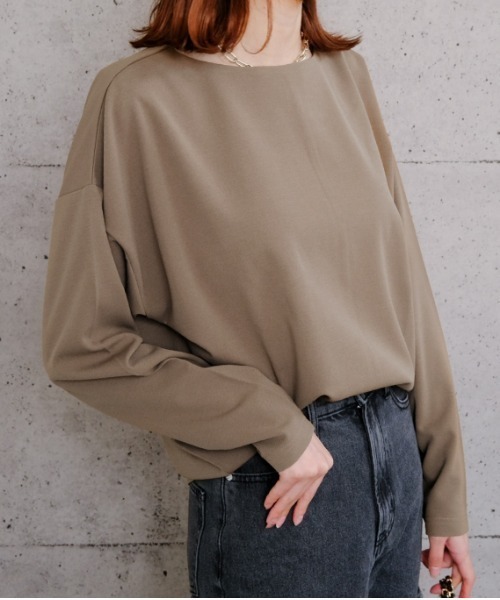 aquagarage(アクアガレージ)の「ボートネックボックスTシャツ(Tシャツ/カットソー・レディース・グレイッシュベージュ/オフホワイト/ブラック・L/M)」の5枚目の写真