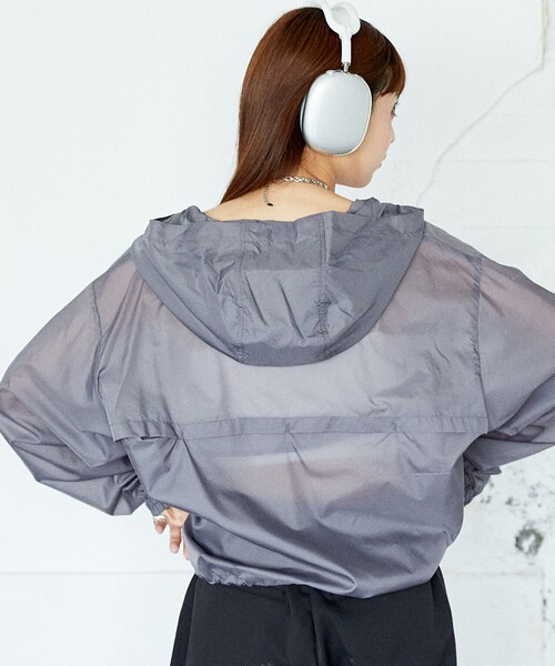 UMBRO（アンブロ）の「UMBRO × PUBLUX/アンブロ ワンポイント刺繍 シアーブルゾン　限定展開（ブルゾン・レディース・ベージュ/グレー・ﾌﾘ-）」の4枚目の写真