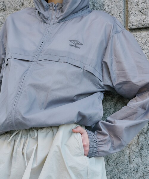 UMBRO（アンブロ）の「UMBRO × PUBLUX/アンブロ ワンポイント刺繍 シアーブルゾン　限定展開（ブルゾン・レディース・ベージュ/グレー・ﾌﾘ-）」の10枚目の写真