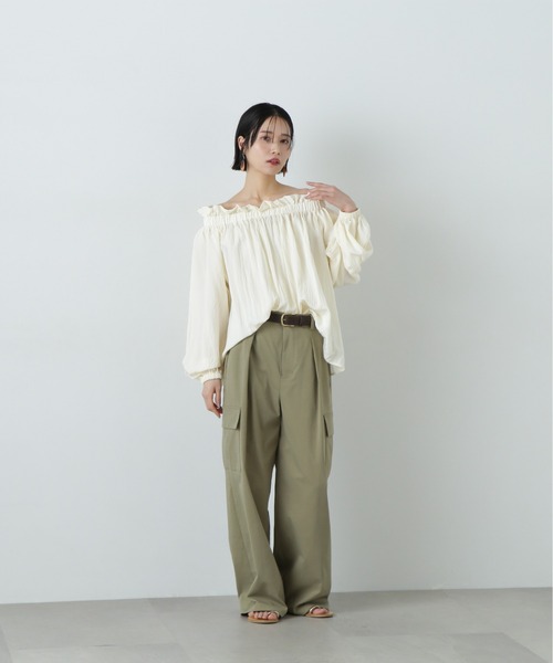 N.（N. Natural Beauty Basic）（エヌエヌナチュラルビューティーベーシック）の「オフショルペーパーバックブラウス（シャツ/ブラウス・レディース・ベージュ/オフホワイト/ブルー・MEDIUM）」の6枚目の写真