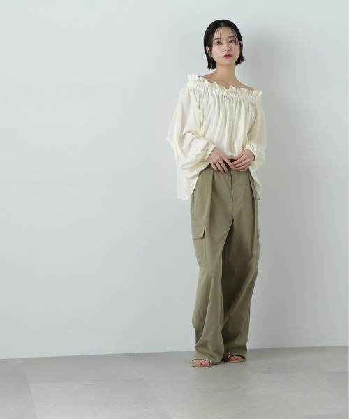 N.（N. Natural Beauty Basic）（エヌエヌナチュラルビューティーベーシック）の「オフショルペーパーバックブラウス（シャツ/ブラウス・レディース・ベージュ/オフホワイト/ブルー・MEDIUM）」の8枚目の写真