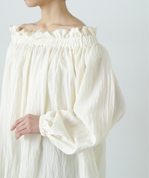 N.（N. Natural Beauty Basic）（エヌエヌナチュラルビューティーベーシック）の「オフショルペーパーバックブラウス（シャツ/ブラウス・レディース・ベージュ/オフホワイト/ブルー・MEDIUM）」の20枚目の写真