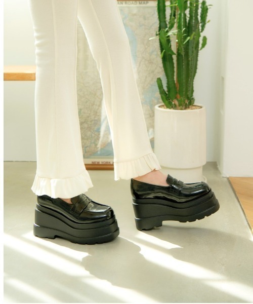 R&E（アールアンドイー）の「【R&E】トリプルソール×スクエアトゥ厚底コインローファー（ローファー・レディース・ブラック系/ブラック/アイボリー・S/M/L/LL）」の9枚目の写真