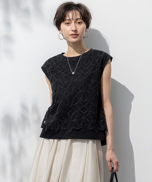 23区 S（ニジュウサンクチイサイサイズ）の「【洗える/汗じみ防止加工】エンブロイダリージャージー フレンチスリーブ カットソー（Tシャツ/カットソー・レディース・ホワイト系/ベージュ系/ブラック系・32）」の2枚目の写真