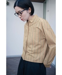 THREE FIFTY STANDARD（スリーフィフティースタンダード）の「ＴＨＲＥＥ　ＦＩＦＴＹ　ＳＴＡＮＤＡＲＤ　クロップド丈のストライプシャツ〈シナモンベージュ〉（シャツ/ブラウス）」