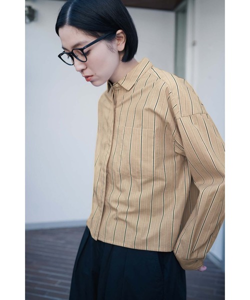 THREE FIFTY STANDARD(スリーフィフティースタンダード)の「THREE FIFTY STANDARD クロップド丈のストライプシャツ〈シナモンベージュ〉(シャツ/ブラウス・レディース・ベージュ・M/L/LL/3L)」の1枚目の写真