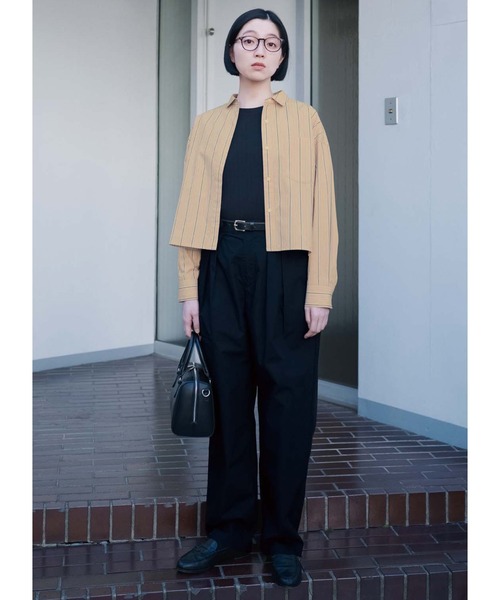 THREE FIFTY STANDARD(スリーフィフティースタンダード)の「THREE FIFTY STANDARD クロップド丈のストライプシャツ〈シナモンベージュ〉(シャツ/ブラウス・レディース・ベージュ・M/L/LL/3L)」の3枚目の写真
