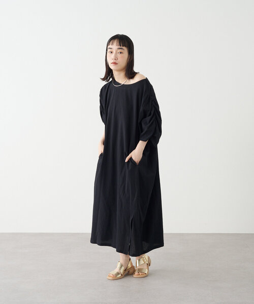 Omekashi(オメカシ)の「ギャザーオフショルワンピース(ワンピース・レディース・オフホワイト/ブラック・FREE)」の19枚目の写真