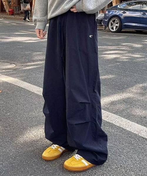 SallyLunn(サリーラン)の「ワイドシルエットドローストリングパンツ(チノパンツ・レディース・ネイビー/ブラック・LARGE/MEDIUM)」の2枚目の写真