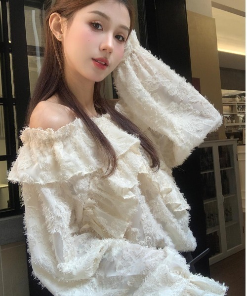 gossip!ロサンゼルス(ゴシップロサンゼルス)の「フロッキーフリル オフショルトップス(シャツ/ブラウス・レディース・オフホワイト/パープル・S/M)」の4枚目の写真