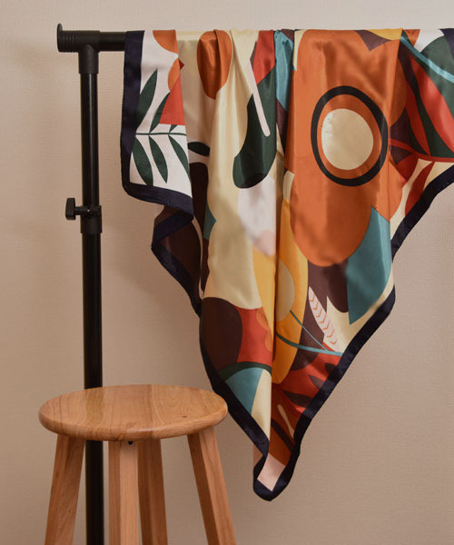 TONE SELECT GOODS（トーンセレクトグッズ）の「【resonance】花柄 レトロ シルクタッチ 大判スカーフ【マルチウェイ】（バンダナ/スカーフ・レディース・ワイン系/オレンジ系/グリーン系/ネイビー系・FREE）」の2枚目の写真