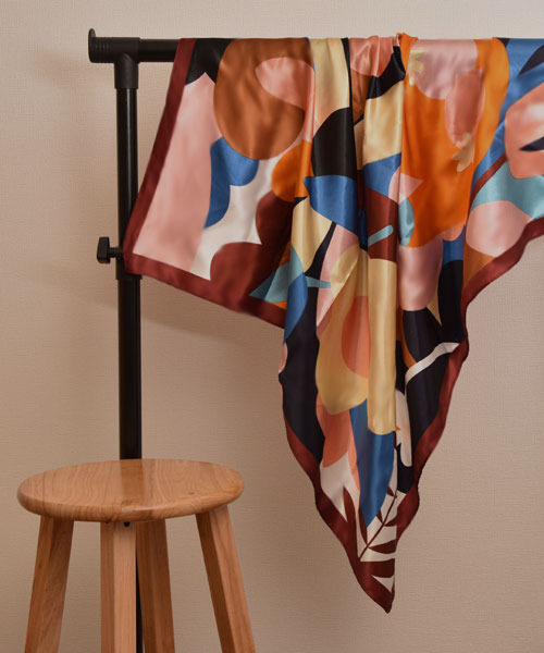 TONE SELECT GOODS（トーンセレクトグッズ）の「【resonance】花柄 レトロ シルクタッチ 大判スカーフ【マルチウェイ】（バンダナ/スカーフ・レディース・ワイン系/オレンジ系/グリーン系/ネイビー系・FREE）」の3枚目の写真