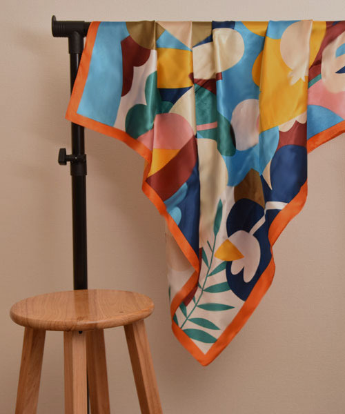 TONE SELECT GOODS（トーンセレクトグッズ）の「【resonance】花柄 レトロ シルクタッチ 大判スカーフ【マルチウェイ】（バンダナ/スカーフ・レディース・ワイン系/オレンジ系/グリーン系/ネイビー系・FREE）」の4枚目の写真