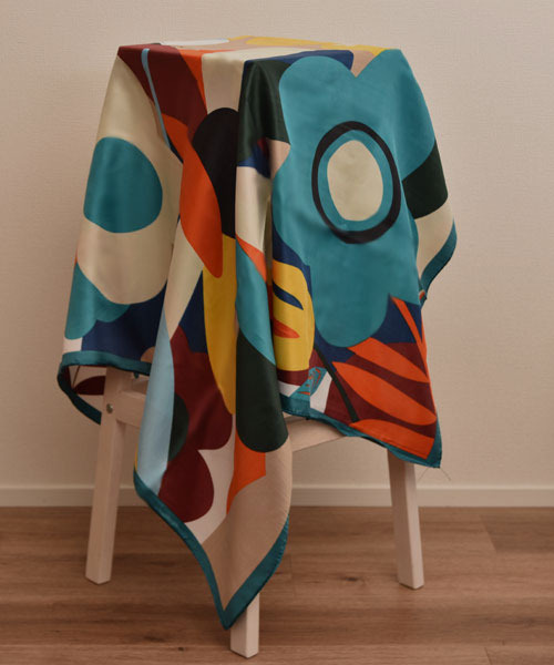 TONE SELECT GOODS（トーンセレクトグッズ）の「【resonance】花柄 レトロ シルクタッチ 大判スカーフ【マルチウェイ】（バンダナ/スカーフ・レディース・ワイン系/オレンジ系/グリーン系/ネイビー系・FREE）」の11枚目の写真