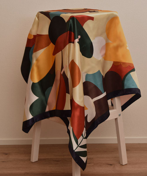 TONE SELECT GOODS（トーンセレクトグッズ）の「【resonance】花柄 レトロ シルクタッチ 大判スカーフ【マルチウェイ】（バンダナ/スカーフ・レディース・ワイン系/オレンジ系/グリーン系/ネイビー系・FREE）」の10枚目の写真