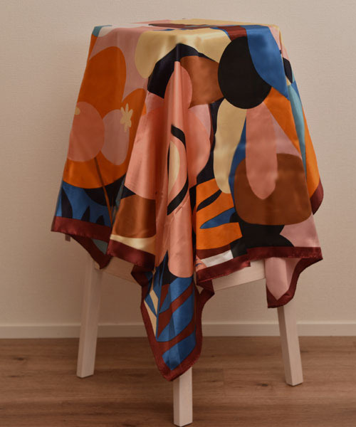 TONE SELECT GOODS（トーンセレクトグッズ）の「【resonance】花柄 レトロ シルクタッチ 大判スカーフ【マルチウェイ】（バンダナ/スカーフ・レディース・ワイン系/オレンジ系/グリーン系/ネイビー系・FREE）」の7枚目の写真