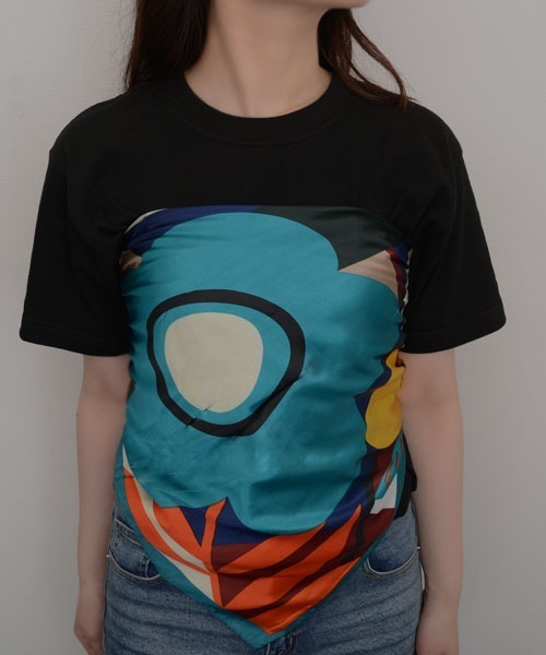 TONE SELECT GOODS（トーンセレクトグッズ）の「【resonance】花柄 レトロ シルクタッチ 大判スカーフ【マルチウェイ】（バンダナ/スカーフ・レディース・ワイン系/オレンジ系/グリーン系/ネイビー系・FREE）」の14枚目の写真