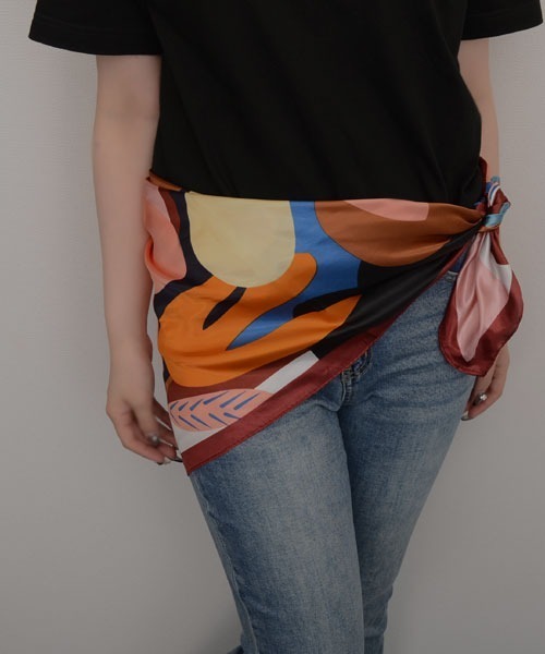 TONE SELECT GOODS（トーンセレクトグッズ）の「【resonance】花柄 レトロ シルクタッチ 大判スカーフ【マルチウェイ】（バンダナ/スカーフ・レディース・ワイン系/オレンジ系/グリーン系/ネイビー系・FREE）」の13枚目の写真