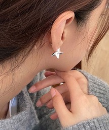 大人こなれ感の星ピアス