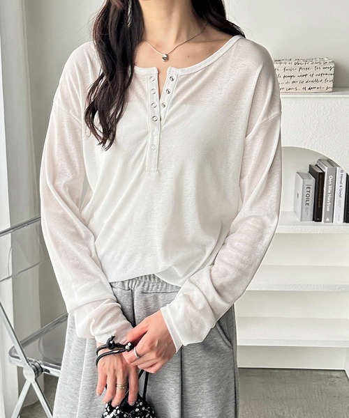 GeeRA(ジーラ)の「【S-LLサイズ/5色展開】前後2WAYシアースラブヘンリーネックロングTシャツ(Tシャツ/カットソー・レディース・ブラウン/オフホワイト/グレー/ブラック/ホワイト×ブラック・SMALL/MEDIUM/LARGE/X-LARGE)」の6枚目の写真