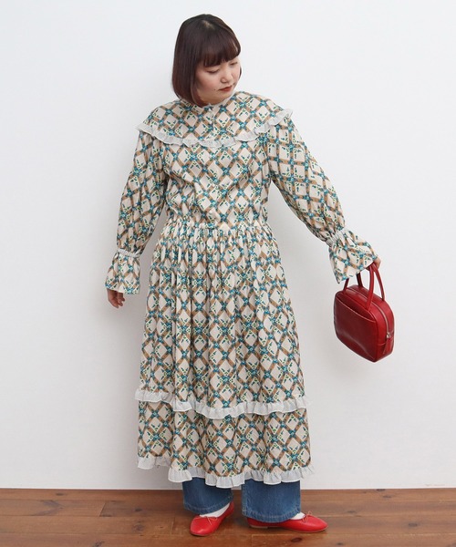 Dot＆Stripes CHILD WOMAN（ドットアンドストライプス　チャイルドウーマン）の「チェックフラワープリント フリルティアードワンピース（ワンピース・レディース・ブラック/アイボリー・FREE）」の2枚目の写真
