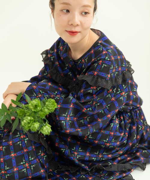 Dot＆Stripes CHILD WOMAN（ドットアンドストライプス　チャイルドウーマン）の「チェックフラワープリント フリルティアードワンピース（ワンピース・レディース・ブラック/アイボリー・FREE）」の16枚目の写真
