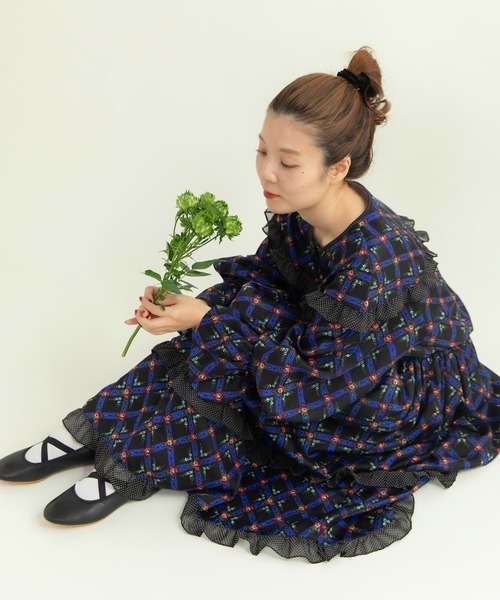 Dot＆Stripes CHILD WOMAN（ドットアンドストライプス　チャイルドウーマン）の「チェックフラワープリント フリルティアードワンピース（ワンピース・レディース・ブラック/アイボリー・FREE）」の15枚目の写真