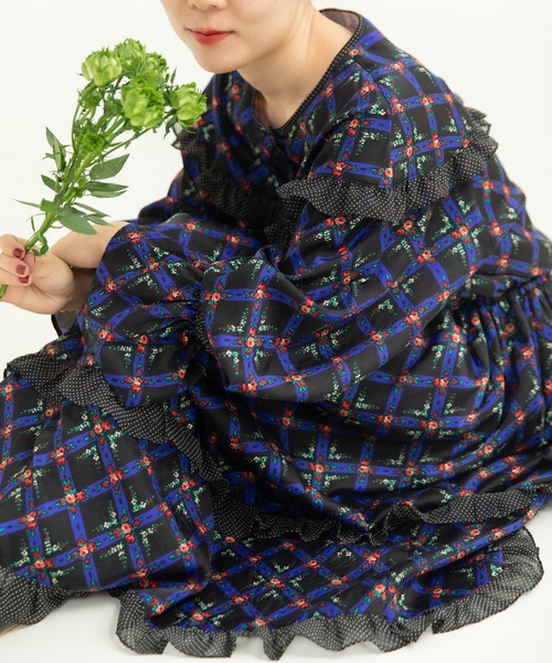 Dot＆Stripes CHILD WOMAN（ドットアンドストライプス　チャイルドウーマン）の「チェックフラワープリント フリルティアードワンピース（ワンピース・レディース・ブラック/アイボリー・FREE）」の17枚目の写真