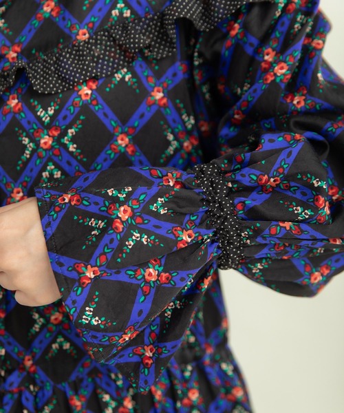 Dot＆Stripes CHILD WOMAN（ドットアンドストライプス　チャイルドウーマン）の「チェックフラワープリント フリルティアードワンピース（ワンピース・レディース・ブラック/アイボリー・FREE）」の3枚目の写真