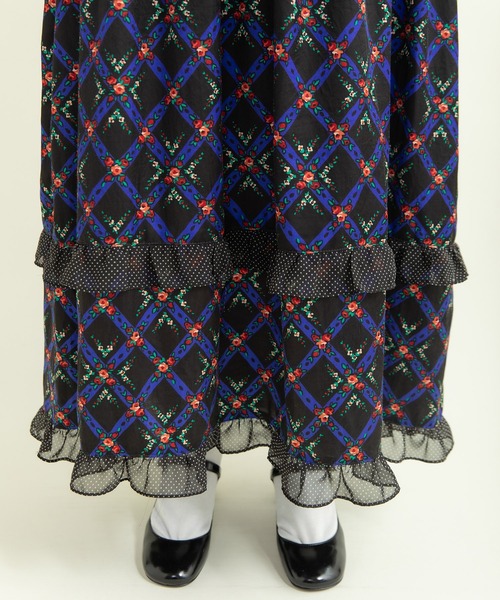 Dot＆Stripes CHILD WOMAN（ドットアンドストライプス　チャイルドウーマン）の「チェックフラワープリント フリルティアードワンピース（ワンピース・レディース・ブラック/アイボリー・FREE）」の4枚目の写真