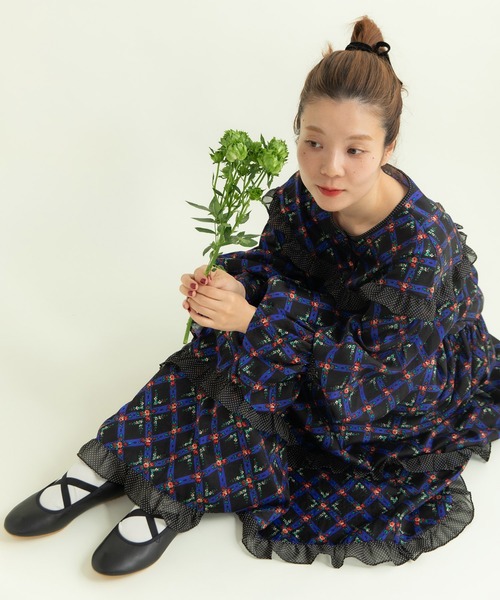 Dot＆Stripes CHILD WOMAN（ドットアンドストライプス　チャイルドウーマン）の「チェックフラワープリント フリルティアードワンピース（ワンピース・レディース・ブラック/アイボリー・FREE）」の14枚目の写真