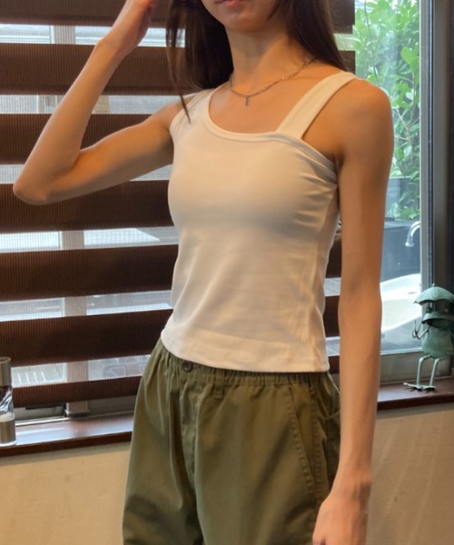 ｔｏｌｅｎｅ（トレネ）の「アシンメトリー 太ストラップ タンクトップ（Tシャツ/カットソー・レディース・ホワイト/ブラック・FREE）」の7枚目の写真