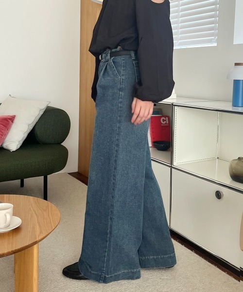 Rejoule(リジュール)の「タックデザイン ハイウエストデニムワイドパンツ(デニムパンツ・レディース・ダークブルー/ライトブルー・S/M)」の4枚目の写真