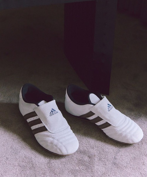 adidas Originals(アディダスオリジナルス)の「【adidas Originals for emmi】TAEKWONDO W(スニーカー・レディース・ベージュ・22.5/23/23.5/24/24.5/25/25.5/26/26.5/27/27.5/28)」の1枚目の写真