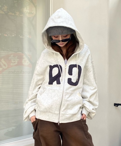 RAY CASSIN（レイカズン）の「ロゴワッペンフードジップパーカー
