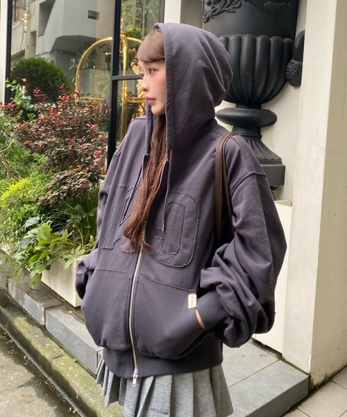 RAY CASSIN（レイカズン）の「ロゴワッペンフードジップパーカー