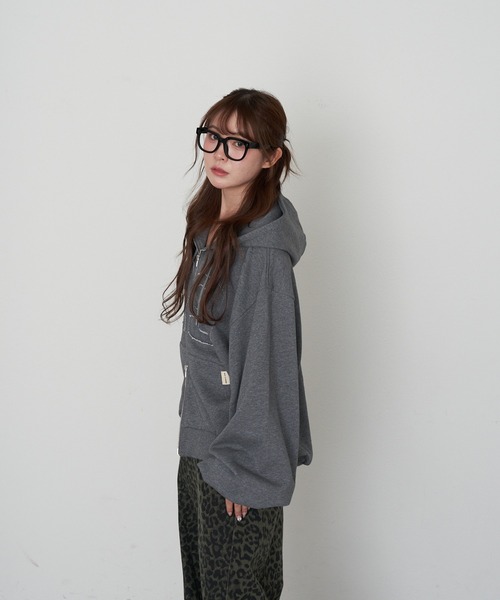 RAY CASSIN（レイカズン）の「ロゴワッペンフードジップパーカー