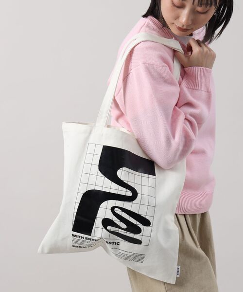 FFEIN（フェイン）の「【FFEIN（フェイン）】グラフィックプリントトートバッグ / 11.5オンス コットンキャンバス  トート（トートバッグ・レディース・イエロー/ネイビー/レッド/ブラウン/ブラック/ホワイト・FREE）」の2枚目の写真