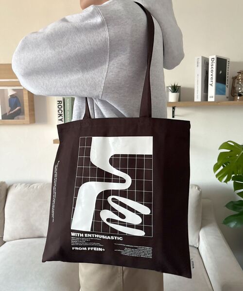 FFEIN（フェイン）の「【FFEIN（フェイン）】グラフィックプリントトートバッグ / 11.5オンス コットンキャンバス  トート（トートバッグ・レディース・イエロー/ネイビー/レッド/ブラウン/ブラック/ホワイト・FREE）」の19枚目の写真