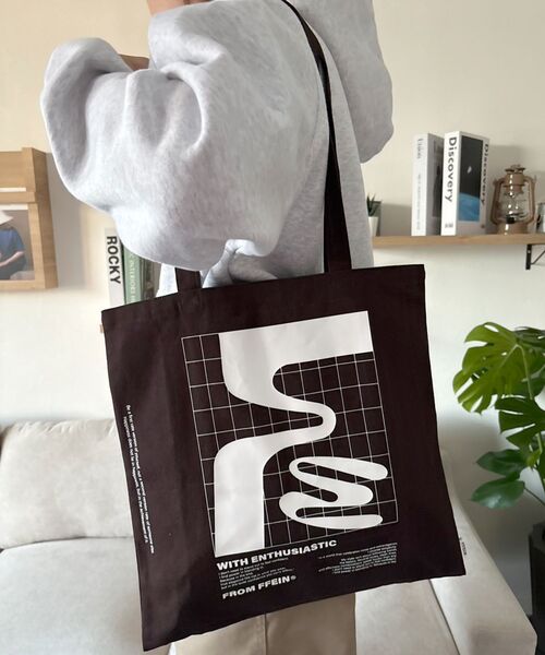 FFEIN（フェイン）の「【FFEIN（フェイン）】グラフィックプリントトートバッグ / 11.5オンス コットンキャンバス  トート（トートバッグ・レディース・イエロー/ネイビー/レッド/ブラウン/ブラック/ホワイト・FREE）」の20枚目の写真