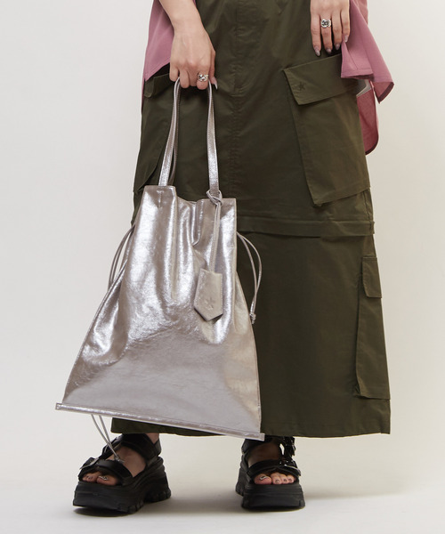 CONVERSE TOKYO（コンバーストウキョウ）の「METALLIC GATHERED TOTE BAG（トートバッグ・レディース・ホワイト×シルバー/ブラック×シルバー/ブロンズ・FREE）」の4枚目の写真