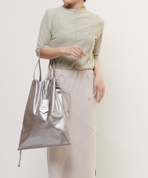 CONVERSE TOKYO（コンバーストウキョウ）の「METALLIC GATHERED TOTE BAG（トートバッグ・レディース・ホワイト×シルバー/ブラック×シルバー/ブロンズ・FREE）」の5枚目の写真