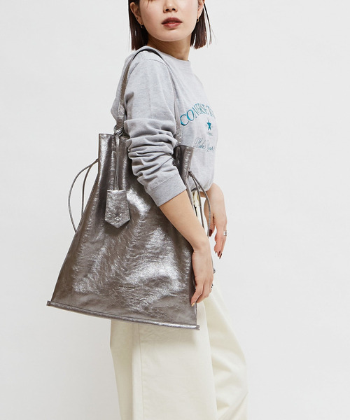 CONVERSE TOKYO（コンバーストウキョウ）の「METALLIC GATHERED TOTE BAG（トートバッグ・レディース・ホワイト×シルバー/ブラック×シルバー/ブロンズ・FREE）」の6枚目の写真