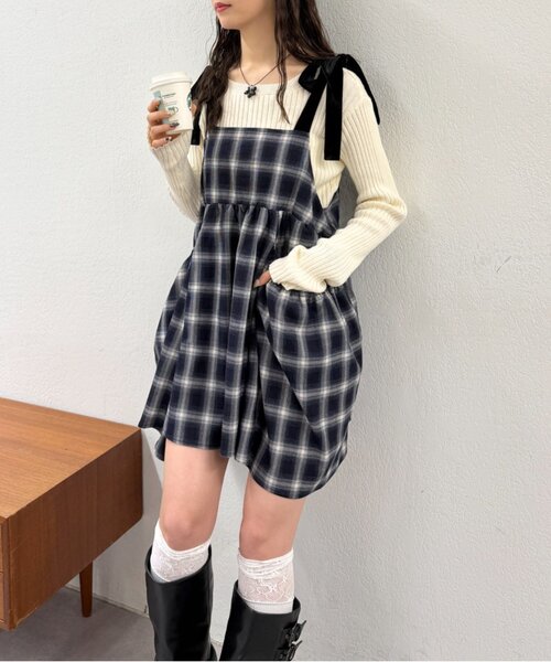 w closet（ダブルクローゼット）の「【長さ調節可能！】肩リボンチェックキャミワンピース（チュニック・レディース・ネイビー/レッド/カーキ/オレンジ・FREE）」の4枚目の写真