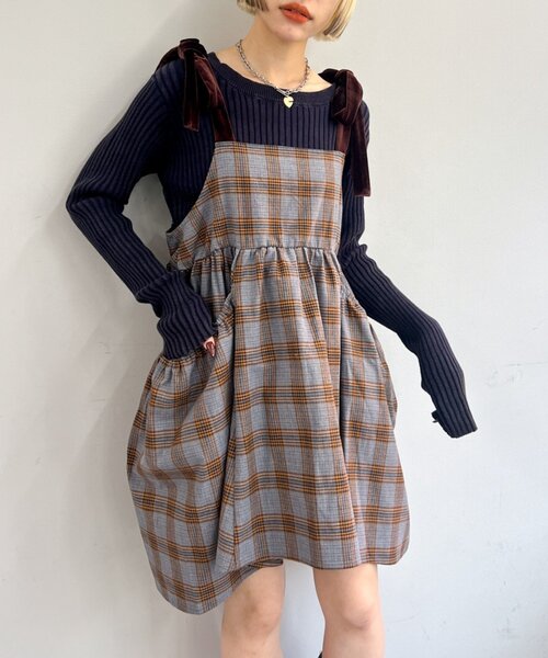 w closet（ダブルクローゼット）の「【長さ調節可能！】肩リボンチェックキャミワンピース（チュニック・レディース・ネイビー/レッド/カーキ/オレンジ・FREE）」の2枚目の写真