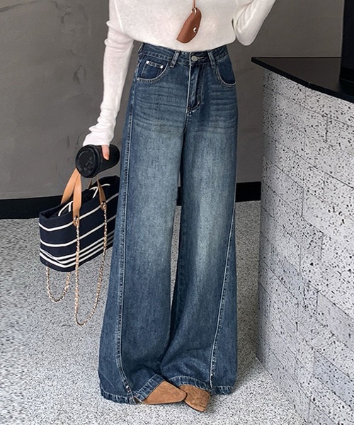 aimoha(アイモハ)の「斜め切替スリット ワイドデニムパンツ(デニムパンツ・レディース・インディゴブルー・MEDIUM/LARGE/SMALL)」の1枚目の写真